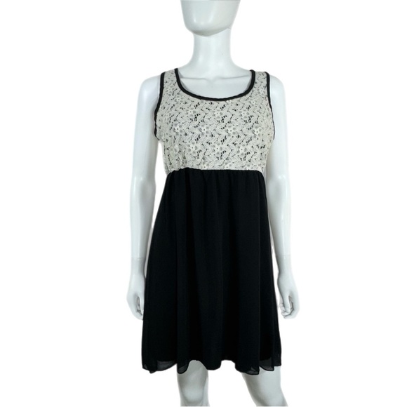 New Look Sleeveless Ivory Lace and Black Criss Crossed Back Dress - Picture 1 of 8